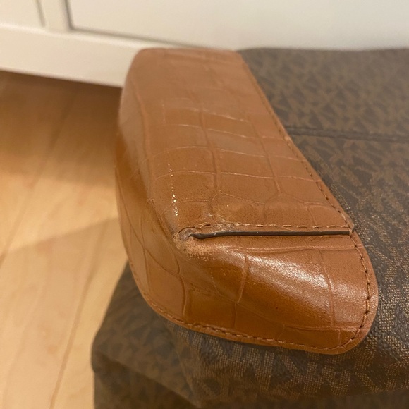 MICHAEL KORS Signature Eva Tote Shoulder Bag w/ Embossed Croc Leather Trim - Picture 4 of 16